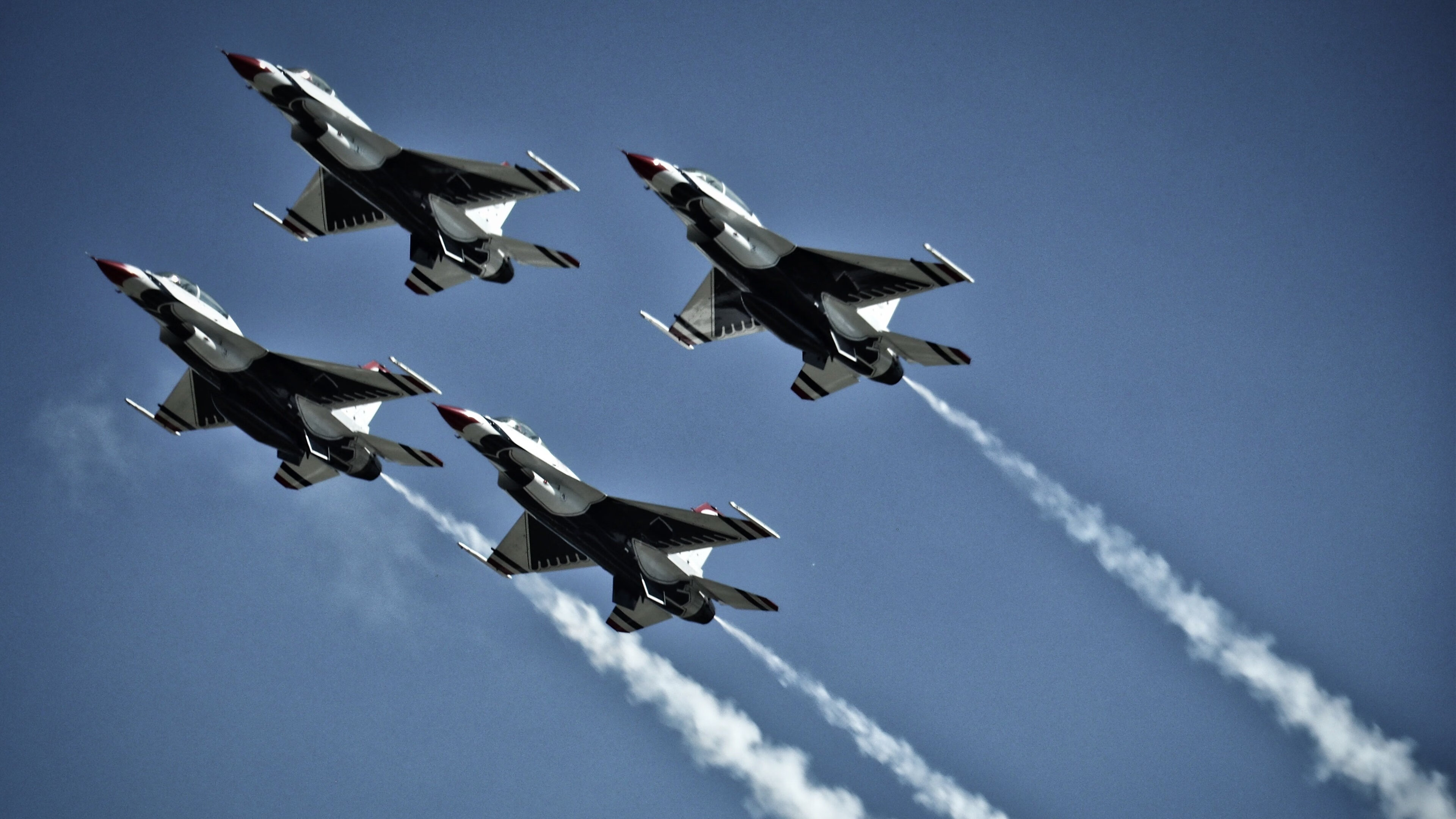 爱游戏综合娱乐-车手们准备迎战赛季首战，谁会占据优势？，汽车赛季